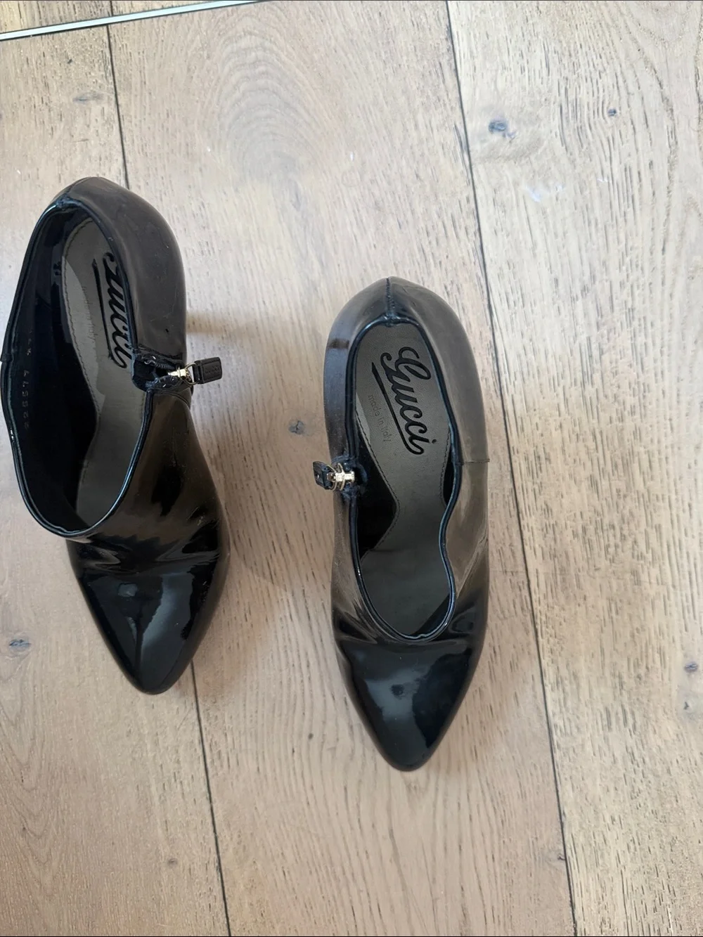 Gucci Black Patent Mary Jane Pointed  booth